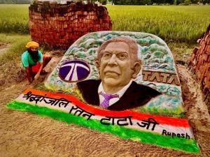 Ratan Tata: बलिया के सैंड आर्टिस्ट रूपेश सिंह द्वारा रेत पर उकेरी गई रतन टाटा की जीवंत कलाकृति, जिसमें उन्हें श्रद्धांजलि अर्पित की जा रही है। यह कलाकृति रतन टाटा की औद्योगिक विकास में अतुलनीय योगदान और उनकी प्रेरणादायक जीवन यात्रा का प्रतीक है।