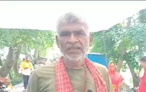 बलिया के चांद दियर गांव में बाढ़ से तबाह एक परिवार। घर में पानी घुसने से सारा सामान बर्बाद हो गया। परिवार की एक महिला बेटी की शादी के लिए कर्ज लेने पर मजबूर है। सरकारी मदद न मिलने से गांववासी बंधे पर शरण लिए हुए हैं। बाढ़ से क्षेत्र में व्यापक तबाही हुई, जिसमें एक युवक की मौत हो गई।