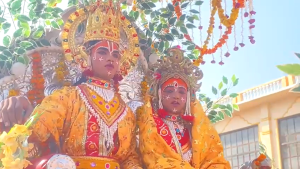 अयोध्या में राम बारात का भव्य स्वागत, नगरवासियों में उत्साह और भक्ति का उल्लास, फूलों से सजी गलियां, मंगल गीत, और दीपों की जगमगाहट।