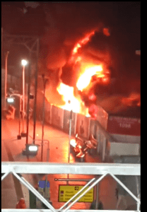 वाराणसी में आग का तांडव, कैंट रेलवे स्टेशन पर भीषण आग में जलती हुई मोटरसाइकिलें, घटना के बाद फायर ब्रिगेड आग बुझाने में जुटी।