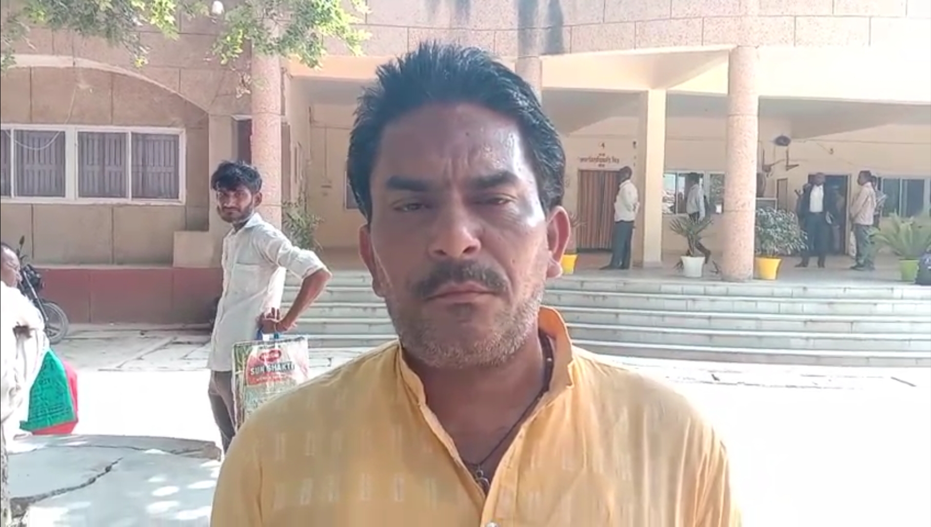 BANDA NEWS: खदान माफिया दिखा रहे धन की शक्ति, रौंदे रहे किसान का खेत