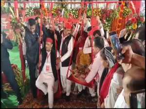 Hardoi News: SP blew election bugle in Hardoi, trained workers