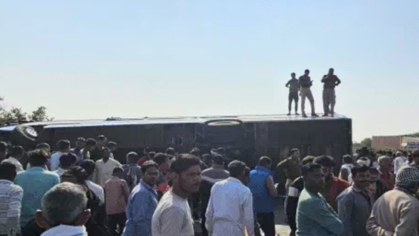 kannauj-Lucknow-Agra-Expressway-bus-accident-6-dead-40-injured
