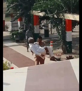 फिरोजाबाद पुलिस जवान की दरियादिली: एक पुलिस जवान ने बुजुर्ग को गोदी में उठाकर डीएम के केबिन तक पहुंचाया, यह घटना सोशल मीडिया पर तेजी से वायरल हो गई और जनता के बीच चर्चा का विषय बन गई।