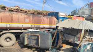 ट्रक टैंकर की टक्कर से तीन दुकानें क्षतिग्रस्त