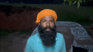 Ratan Tata: बलिया के सैंड आर्टिस्ट रूपेश सिंह द्वारा रेत पर उकेरी गई रतन टाटा की जीवंत कलाकृति, जिसमें उन्हें श्रद्धांजलि अर्पित की जा रही है। यह कलाकृति रतन टाटा की औद्योगिक विकास में अतुलनीय योगदान और उनकी प्रेरणादायक जीवन यात्रा का प्रतीक है।