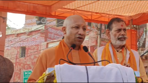 योगी आदित्यनाथ चित्रकूट दौरा: योगी आदित्यनाथ चित्रकूट में गंगा आरती करते हुए, मंदाकिनी नदी का सौंदर्यीकरण और पौराणिक स्थलों के विकास पर चर्चा।