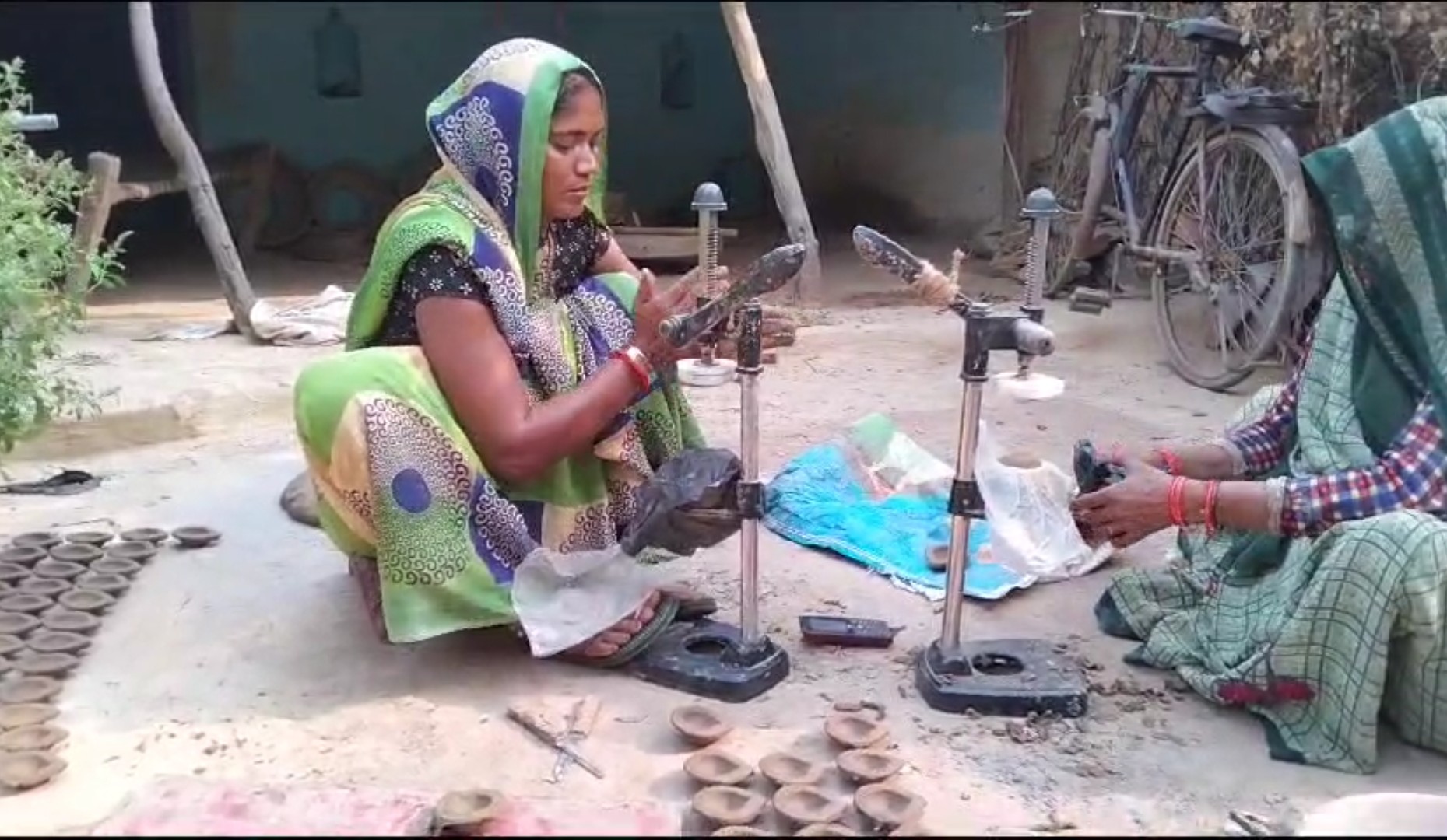 BANDA NEWS: बांदा में पहली बार जलेंगे इकोफ्रेंडली गोबर के दिए, जिलाधिकारी की पहल से महिला समूह को मिली आर्थिक मदद