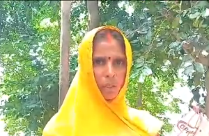 बलिया के चांद दियर गांव में बाढ़ से तबाह एक परिवार। घर में पानी घुसने से सारा सामान बर्बाद हो गया। परिवार की एक महिला बेटी की शादी के लिए कर्ज लेने पर मजबूर है। सरकारी मदद न मिलने से गांववासी बंधे पर शरण लिए हुए हैं। बाढ़ से क्षेत्र में व्यापक तबाही हुई, जिसमें एक युवक की मौत हो गई।