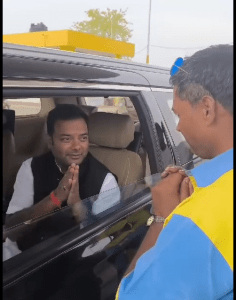 विधायक से शादी की गुहार: महोबा के पेट्रोल पंप पर एक कर्मी ने बीजेपी विधायक बृजभूषण राजपूत से वोट के बदले शादी कराने की गुहार लगाई। विधायक ने शादी का आश्वासन देते हुए मजाकिया अंदाज में जवाब दिया। इस घटना का वीडियो सोशल मीडिया पर वायरल हो गया।