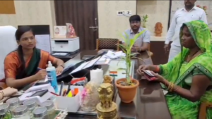 छात्रा खुशी मणि त्रिपाठी, जो 'बेटी बचाओ, बेटी पढ़ाओ' अभियान के तहत एक दिन की जिलाधिकारी बनी, कलेक्ट्रेट कार्यालय में फरियादियों की समस्याएँ सुनते हुए। उसके चेहरे पर आत्मविश्वास और उम्मीद की चमक है, जो समाज में लड़कियों के सशक्तिकरण का प्रतीक है।