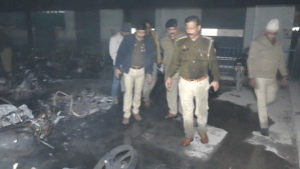 वाराणसी में आग का तांडव, कैंट रेलवे स्टेशन पर भीषण आग में जलती हुई मोटरसाइकिलें, घटना के बाद फायर ब्रिगेड आग बुझाने में जुटी।