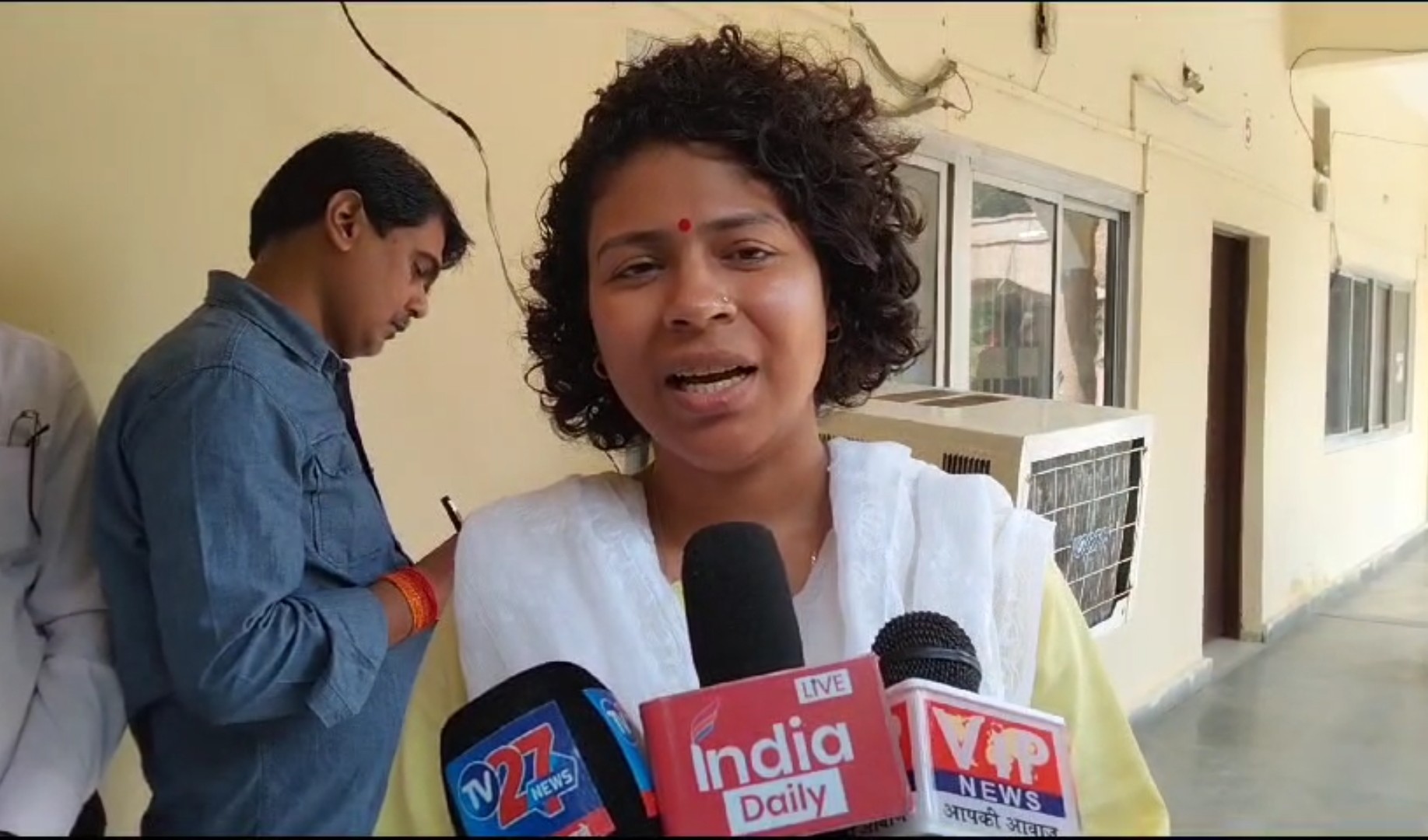 BANDA NEWS: बांदा में पहली बार जलेंगे इकोफ्रेंडली गोबर के दिए, जिलाधिकारी की पहल से महिला समूह को मिली आर्थिक मदद