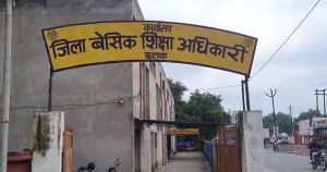 Etawah: स्कूल में एक प्रधानाध्यापक ने छात्र को दी तालिबानी सजा, गुटका और सिगरेट जबरन मुंह में डाला। BSA ने तत्काल किया निलंबित, जांच शुरू।