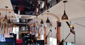 Firozabad के टूंडला रेलवे स्टेशन पर ट्रेन के डिब्बे में बना अनोखा रेस्टोरेंट अब चूड़ियों की तरह दूर-दूर तक मशहूर हो गया। स्थानीय और यात्री दोनों आकर्षित।
